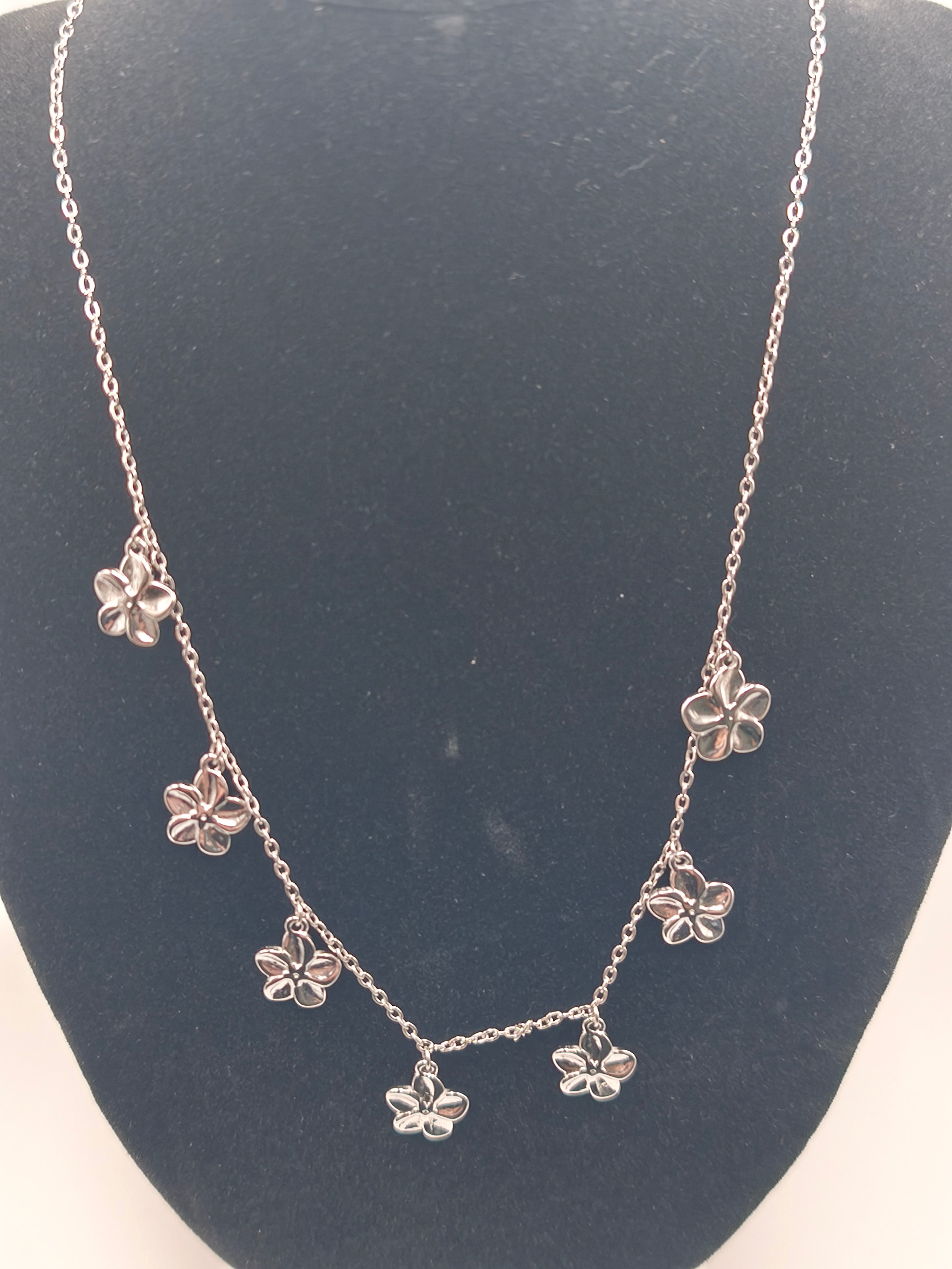 Collier orne de sept fleurs martelées