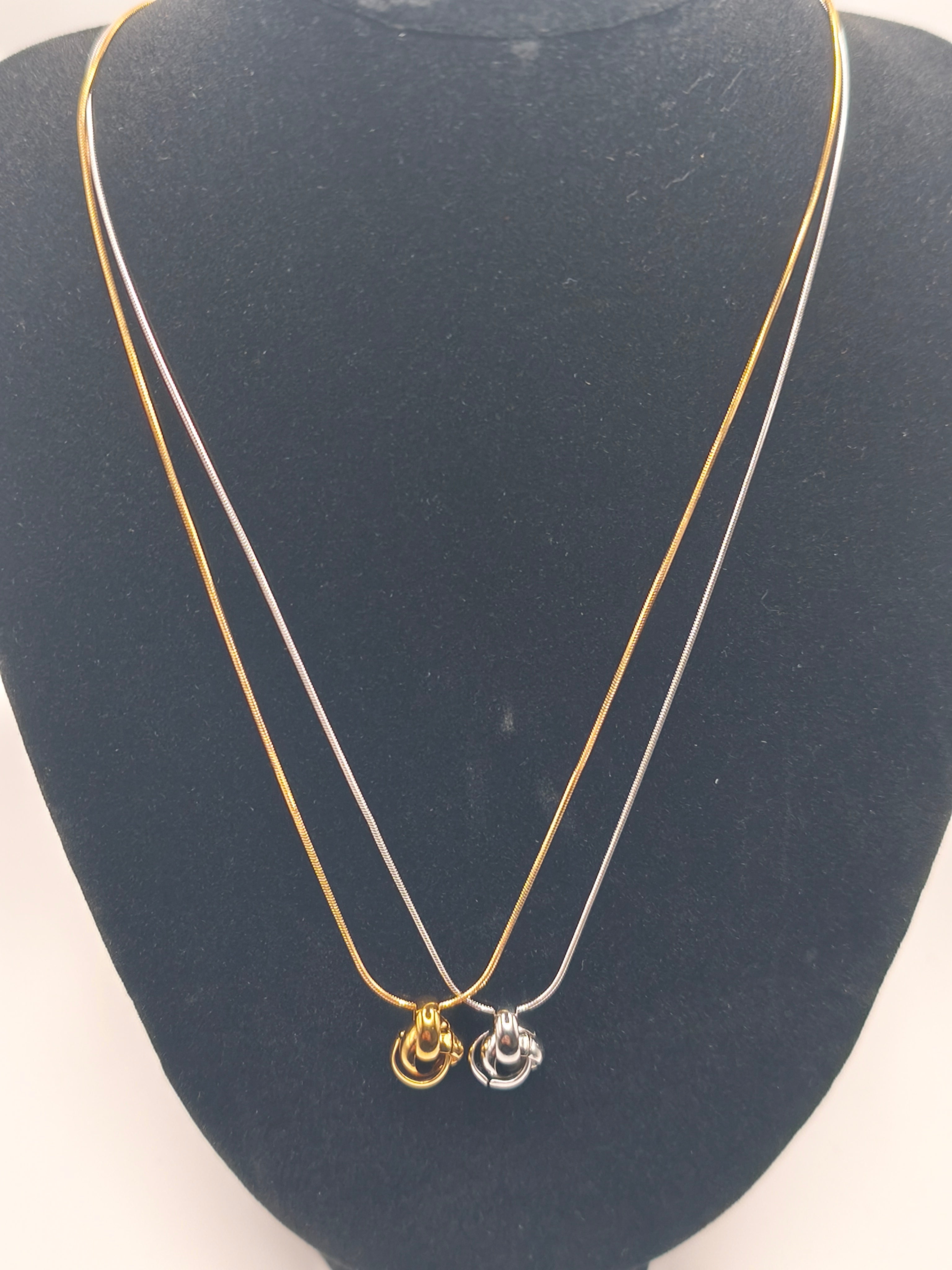 Collier chaîne serpent fine avec pendentif ne sculpté en relief