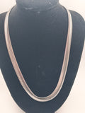 Collier chaîne serpent plate style intemporel