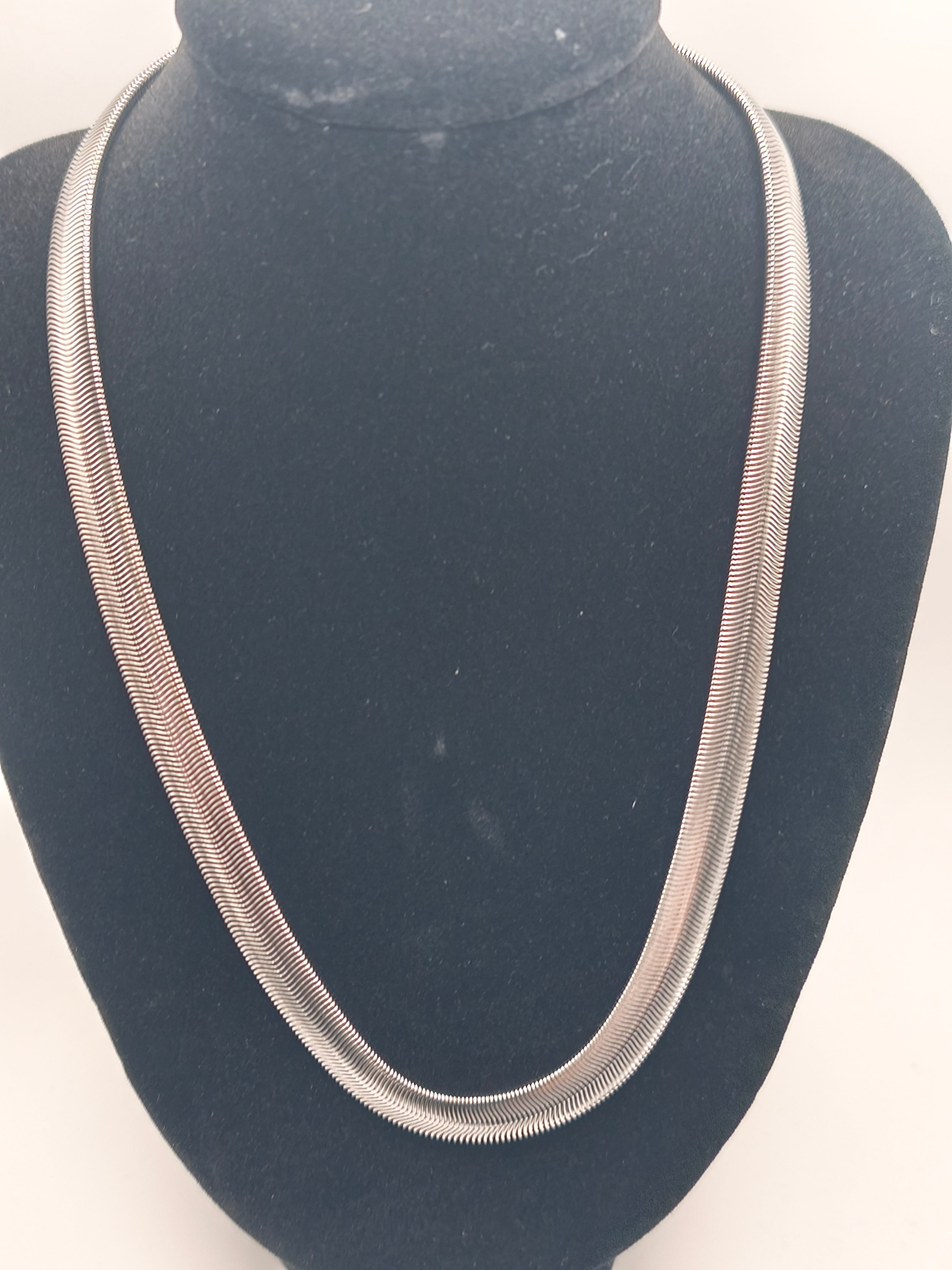 Collier chaîne serpent plate style intemporel